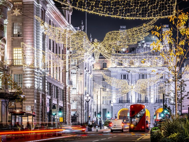 picadilly circus at night